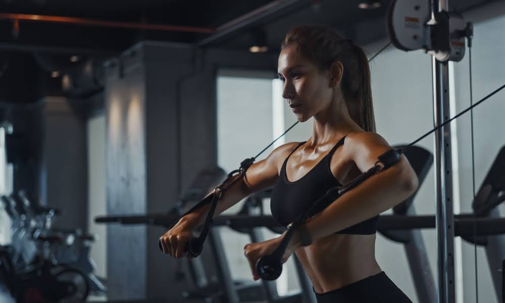 Benefits of physical therapy for athletes - a woman working out in a gym.
